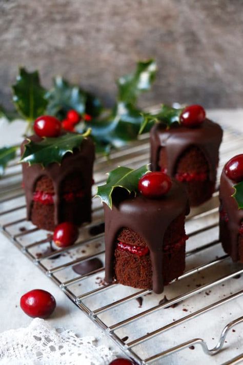 chocolate-cranberry-christmas-cakes-9 Christmas Mini Cakes, Desserts For Christmas, Gluten Free Christmas Desserts, Jul Kaka, Cranberry Christmas, Mini Torte, Gluten Free Christmas, Vegan Christmas, Xmas Food