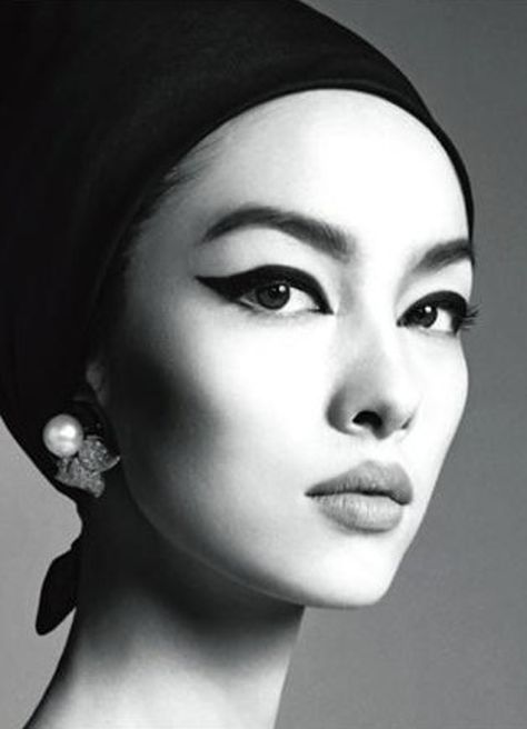 Fei Fei Sun in Vogue Italia Fei Fei Sun, Graphic Eyes, 얼굴 드로잉, Bold Brows, Woman In Black, Steven Meisel, Richard Avedon, Vintage Makeup, Foto Art