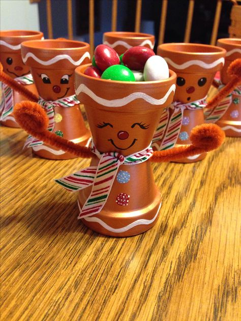 Clay pot gingerbread men! Quick and easy for a holiday craft :) paint pots green and make into a grinch for grinch night? Terra Cotta Pot Crafts, Flower Pot Crafts, Christmas Clay, Clay Pot Crafts, Gingerbread Men, Clay Pot, Noel Christmas, Painted Pots, Christmas Crafts For Kids