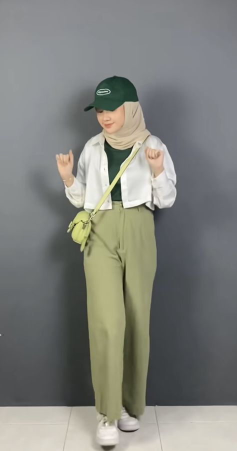 Ide buat style baju pakai topi hijab, mix and match menggunakan topi dan hijab tema berwarna hijau Ootd Pakai Topi, Outfit Celana Hijau, Ootd Topi Hijab, Outfit Hijab Topi, Topi Hijab, Cropped Jacket Outfit, Grey Hijab, University Outfits, Foto Cewek Hijab Aesthetic