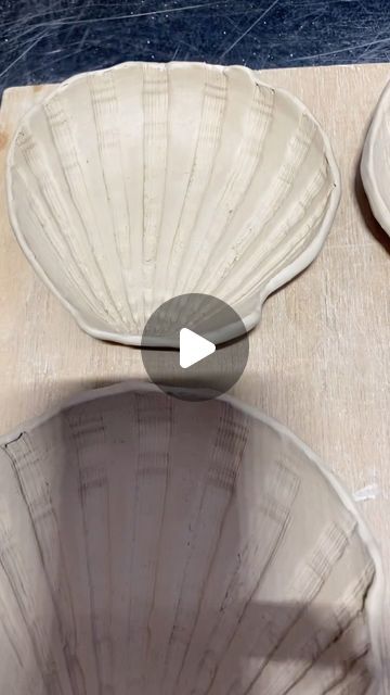 Seashell Ceramic Plate, Shell Pottery Ideas, Clay Seashells Diy, Sea Shell Pottery, Ceramic Shell Dish, Ceramics Seashell, Keramiikka Ideas, Shell Ceramics, Seashell Pottery