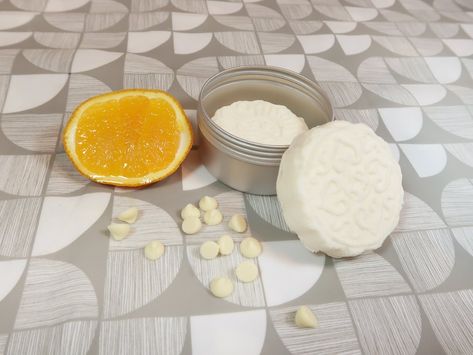 A gorgeous DIY shampoo bar recipe, packed with hair and skin-loving ingredients. The absence of lye in this recipe makes it incredibly easy and quick to make! Diy Bath Recipes, Diy Body Care Products, Natural Shampoo Diy, Homemade Shampoo Recipes, Diy Shampoo Bar, Homemade Shampoo Bar, Shampoo Bar Recipe, Conditioner Bars, Shampoo Recipe