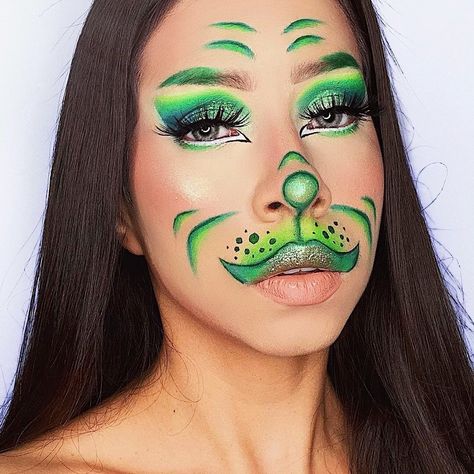 The Grinch Makeup Easy, Simple Grinch Makeup, Cute Grinch Makeup, Easy Grinch Makeup, Grinch Inspired Makeup, Grinch Makeup Looks, Grinch Makeup, Halloween Maquillage, Thanksgiving Makeup