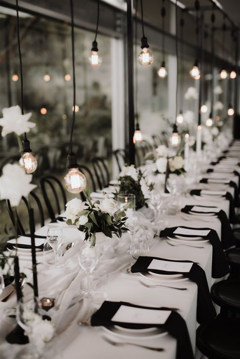 Black And White Long Table Setting, Wedding Table Setting Black And White, Minimal Black And White Wedding Table Decor, Black And White Simple Wedding Decor, Modern Wedding Sweetheart Table, Black And White Industrial Wedding, Weddings Black And White, White Tablecloth Black Napkin Wedding, Black Tie Centerpieces