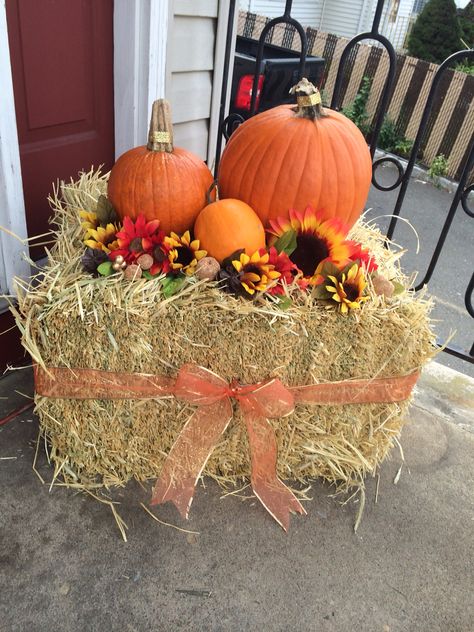 Our fall front porch decorations!! Haystack, pumpkins, & sunflowers!! I love fall!! Malibu Hotel, Farmhouse Fall Porch, Fall Porch Decorating Ideas, Harvest Decor, Porch Decorating Ideas, Fall Front Porch Decor, Fall Thanksgiving Decor, Fall Deco, Fall Front Porch