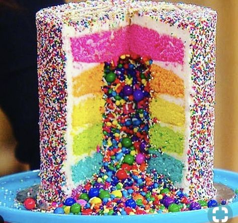 Cakes With Candy Inside, Filled Cakes With Candy, Candy Surprise Cake, Sprinkle Explosion Cake, Pinata Birthday Cake, Surprise Cake Inside Candy, Sprinkle Filled Cake, Sprinkle Cake Ideas, Candy Cake Ideas Birthday