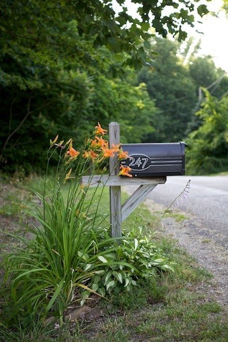 Mailbox Garden Ideas, Easy Garden Ideas Landscaping, Landscape Renovation, Mailbox Garden, Mailbox Makeover, Mailbox Landscaping, Mailbox Ideas, Mailbox Decor, Mail Boxes