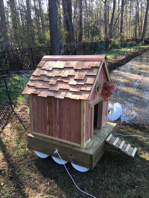 Floating duck house Diy Duck House, Duck Raising, Floating Duck House, Duck House Diy, Wood Duck House, Duck House Plans, Duck Houses, Duck Island, Goose House