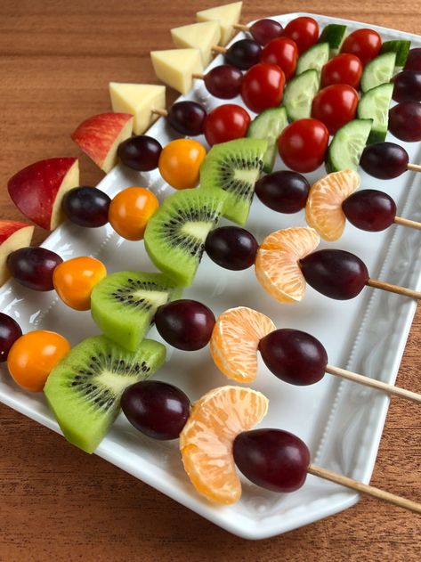 Fruit and Vegetable Rockets Fruits Arrangements Ideas, Fruits Skewers, Easy Fruit Platter, Thanksgiving Fruit, Fruit Buffet, Fruit Cake Design, Amazing Food Platters, Fruit Sticks, Fruit Appetizers