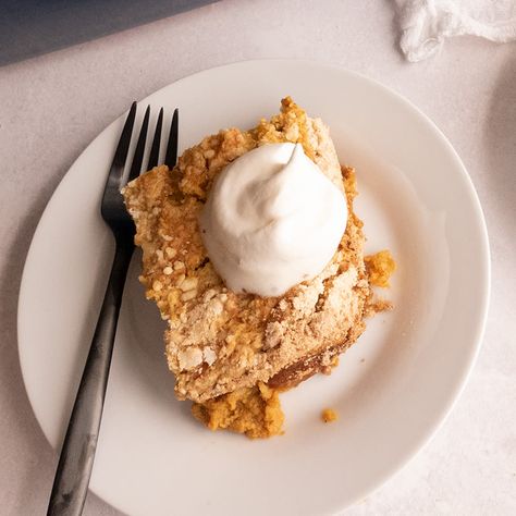 Enjoy a tasty and delicious meal with your loved ones. Learn how to make Pumpkin dump cake & see the Smartpoints value of this great recipe. Ww Dump Cake Recipes, Ww Baking, Weight Warchers, Ww Sweets, Pumpkin Dump Cake Recipe, Regular Meals, Weight Watchers Pumpkin, Pumpkin Dump, Dump Cake Pumpkin