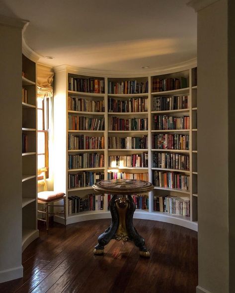 Big circle chair in tge middle instead of table and im sollld Cozy Reading Room, Circle Chair, Lots Of Books, Home Library Rooms, Cozy Library, Home Library Design, Fancy Houses, Dream House Rooms, Home Libraries