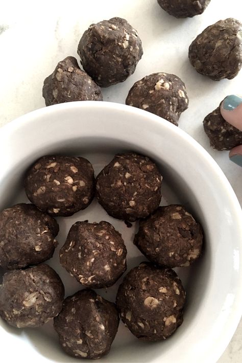 3 Ingredient Dark Chocolate Protein Bites - Fruition Fitness Chocolate Protein Recipes, Chocolate Protein Bites, Dark Chocolate Recipes, Kodiak Cakes, Chocolate And Peanut Butter, Protein Bites, Cake Bites, Chocolate Mix, Cherry Tart