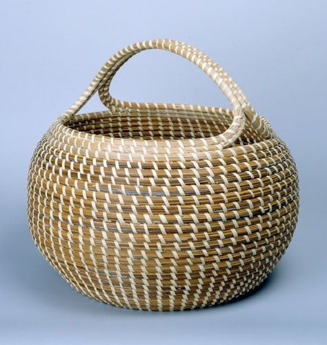 Mary Jackson - Sweetgrass Basket Artist Basketry Design, Quilted Baskets, Pine Needle Crafts, Sweetgrass Basket, Making Baskets, Basket Weaving Patterns, Basket Weaver, Grass Basket, Old Baskets