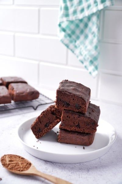 Egg White Brownies White Brownies, Meringue Desserts, Baking Inspiration, Peanut Butter Brownies, Brownie Batter, Easy Eggs, Handy Dandy, Egg White, Food Tips