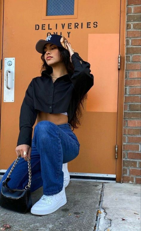 Shirt Tucked Into Bra Outfit, Streetwear Fashion Fall, Winter Outfits Ideas For Women, Aesthetic Winter Outfit, Women Streetwear Outfits, Aesthetic Winter Outfits, Outfit Ideas Streetwear, Winter Outfits For Women, The Best Aesthetic