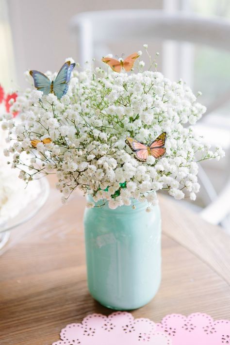 A summery butterfly bouquet as simple as a $3 bunch of baby's breath and butterfly stickers! Mason Jar Flower Arrangements, Confirmation Ideas, Spring Mason Jar, Diy Osterschmuck, Hoco 2024, Fairy Garden Birthday Party, Idee Babyshower, Butterfly Birthday Party, Spring Centerpiece