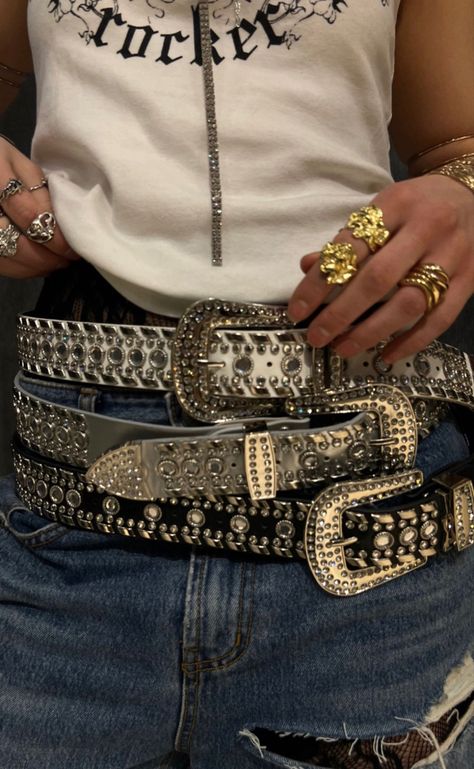 Stacked Belts Outfit, Chunky Belts Y2k, Belt Stacking, Stacked Belts, Bb Belt Outfit, Y2k Shoot, Y2k Fall Fashion, Belts Y2k, Belt Aesthetic