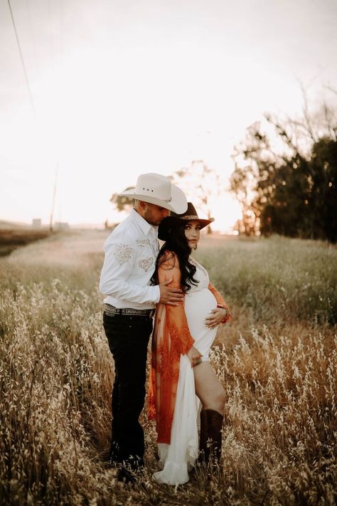 Vaquero Maternity Shoot, Country Maternity Photoshoot, Ranch Maternity Pictures, Maternity Cowgirl Outfits, Cowgirl Maternity Shoot, Pregnant Western Outfits, Maternity Photography Western, Cowboy Maternity Pictures, Western Maternity Photoshoot