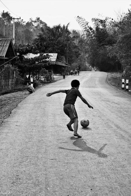 Kids Playing Football, Street Football, Street Soccer, Franz Beckenbauer, Soccer Photography, Soccer Art, Football Photography, Football Images, Marcus Rashford