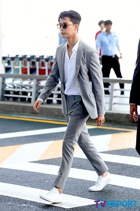 Korean Men Fashion, Korean Suit, Kpop Fashion Men, Suits And Sneakers, Blazer Outfits Men, Minimalist Fashion Men, Formal Men Outfit, Mens Fashion Blazer, Brunch Dress