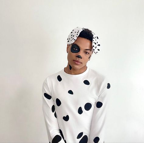 Dalmatian Costume Men, Male Cruella, Dalmatian Makeup, Diy Dalmatian Costume, Lazy Costumes, Face Paint For Men, Dalmatian Dog Costume, Halloween Shooting, Dalmatian Halloween Costume