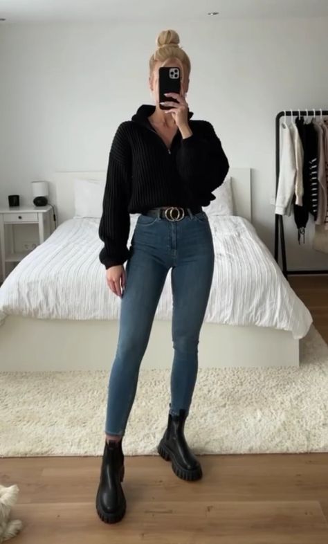 Black Jean Black Boot Outfits, Simple Thanksgiving Outfit Casual, Elegant Outfit Jeans, Outfit Jean Slim, Skinyjeen Outfit Women, Winter Daily Outfits, Edgy Looks Outfits, Black Skinning Jeans Outfit, Outfits Con Botas Y Jeans