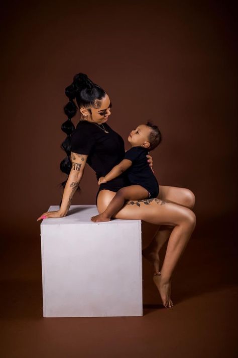 Mommy Son Pictures, Mommy Daughter Photography, Mommy Daughter Photoshoot, Maternity Picture Outfits, Mommy Daughter Pictures, Cute Pregnancy Pictures, Maternity Photography Poses Couple, Mommy And Baby Pictures, Mommy And Me Photo Shoot