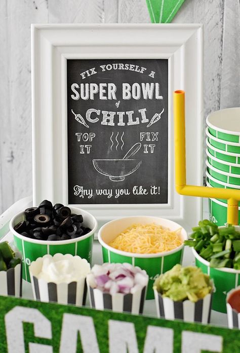 Football Chili, Football Party Printables, Superbowl Chili, Diy Football Party, Bowl Of Chili, Chili Bar, Toppings Bar, Chili Toppings, Football Theme Party