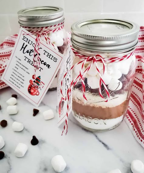 Hot Coco In A Jar Recipe, Coco Mix In A Jar, Diy Hot Chocolate Mason Jar Gifts, Hot Cocoa Jar Gift Recipe, Cocoa Cups Gifts, Hot Coco Mugs Diy Gift, Hot Coco Jar Gift, Diy Hot Cocoa Mix Recipes Mason Jars, Hot Cocoa Gift Box Ideas