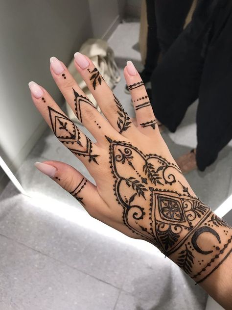 Hippie Hand Tattoos, Henna Designs Tattoo, Hands Henna Designs, Hand Henna Tattoos, Henna Rings, Henna Designs Unique, Back Hand Mehndi Designs Simple, Mehendi Hands, Easy Hand Henna