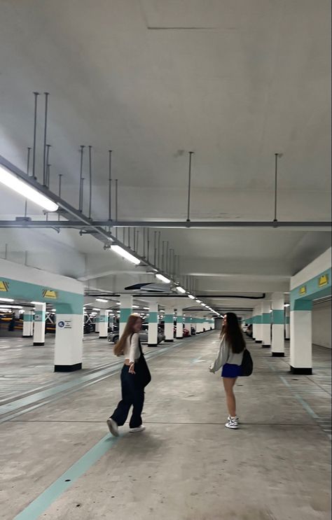 London Y2k, Car Park Photoshoot, Parking Lot Aesthetic, Nyc City, Aesthetic Car, Park Pictures, Car Park, Instagram Photo Inspiration, Selfie Ideas