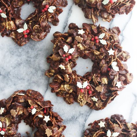 Xmas Treats Gifts, Kids Christmas Baking Ideas, Christmas Cafe Food, Christmas Bakes Kids, Christmas Baking Kids, Christmas Traybakes, Rocky Road Christmas Wreath, Christmas Tiffin, Christmas Desert Board