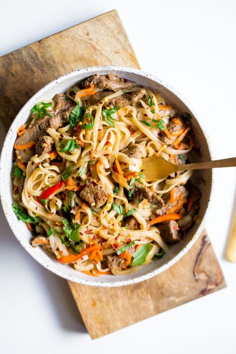 Thai Beef Drunken Noodles - Wholesomelicious Beef Drunken Noodles, Rice Vermicelli Recipes, Gf Dinners, Trim Healthy Mama Recipe, Carrot Pasta, Vermicelli Recipes, Cocktails And Dreams, Apartment Meals, Thai Beef