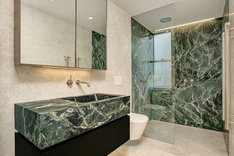 Ocean Green Bathroom, Green Stone Bathroom, Modern Luxury Bathroom Marble, Bathroom Green Marble, Shower Organizing, Green Marble Kitchen, Bathroom Colour Schemes, Shower Glass Doors, Green Marble Bathroom