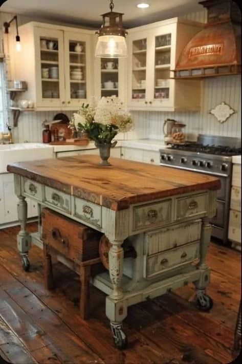 Reclaimed Kitchen Island, Modern Kitchen Island Design, Awesome Kitchens, Log Home Kitchen, Rustic Country Kitchens, Kitchen Styles, Kitchen Island Ideas, Rustic Kitchen Island, Farmhouse Kitchen Ideas