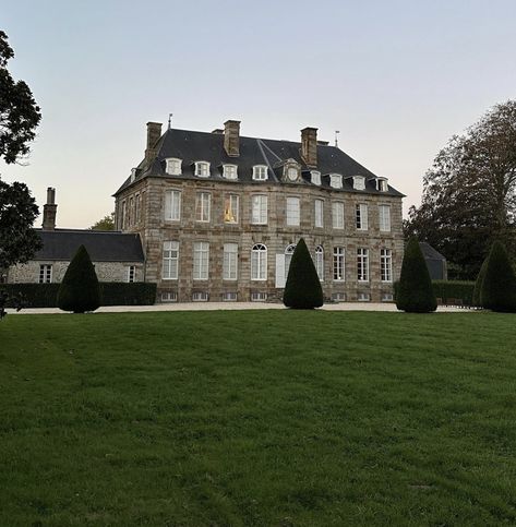 White Colonial Exterior, British Countryside House, Edel Kavanagh, Keeping 13 Chloe Walsh, Old Money Mansion, New Jersey Aesthetic, John Kavanagh, Old English House, Jersey Aesthetic