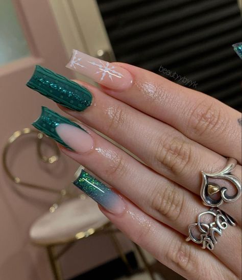 Christmas Nail Sets Green, Holiday Nails Winter Christmas Green, Green Nails Acrylic Christmas, Emerald Green Holiday Nails, Green Nails Xmas, Birthday Christmas Nails, Christmas Nails 2023 Trends Green, Green Nails Classy, Simple Green Christmas Nails