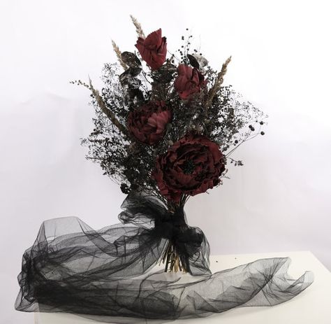 Black Veil Wedding, Black Burgundy Wedding, Gothic Wedding Bouquet, Burgundy Wedding Bouquet, Black Wedding Veil, Burgundy Peonies, Hydrangea Bouquet Wedding, Dark Wedding Theme, Black Bouquet