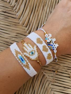 Pulseras, Aretes, collares Hechos a mano de micro  chaquira artesanal y cristal Miyuki.  Hecho en mexico por mujeres mexicanas. Mr Price, Bead Loom Designs, Bracelet Miyuki, Loom Bracelet Patterns, Miyuki Bracelet, Footwear For Women, Jewerly Beads, Ladies Sandals, Diy Bracelets Easy