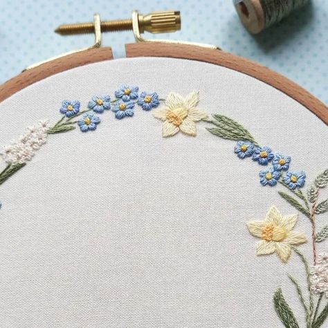 Anne | Northern Belle Atelier 🎀 on Instagram: "As April draws to a close, it's time for a new wreath!! 🌼🌿🤍💙 This month we have the loveliest combination of daffodils, forget-me-nots, and white hyacinths 🌱🤍💛 The PDF embroidery pattern is now available in my Etsy shop, and I'll be sending a newsletter tomorrow with a discount code (and this month's freebie!). If you're already a subscriber, the code is the same as for the other wreaths 🤗 Instructions for these wreaths are pretty thorough so if you're newer to embroidery you could still give it a shot. 🌿🪡 Which flower is your favourite? 💙💛🤍" Embroidered Daffodils, Embroidery Daffodil, Forget Me Not Embroidery, Daffodil Embroidery, White Hyacinth, Diy Dream Catcher Tutorial, Dream Catcher Tutorial, Pdf Embroidery Pattern, Christmas Collage