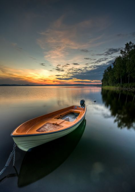 'Orange' boat, sky reflections! In Varmland, Sweden. Cer Nocturn, Wow Photo, Row Boats, Old Boats, Paddle Boat, Boat Art, Lake Pictures, Row Boat, Wooden Boats