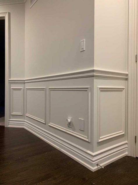 Half Wainscoting Wall, Classic Moulding, Wainscoting Ideas, Installing Wainscoting, Living Room Panelling, Beadboard Wainscoting, Trim Carpentry, Dining Room Wainscoting, Wainscoting Styles