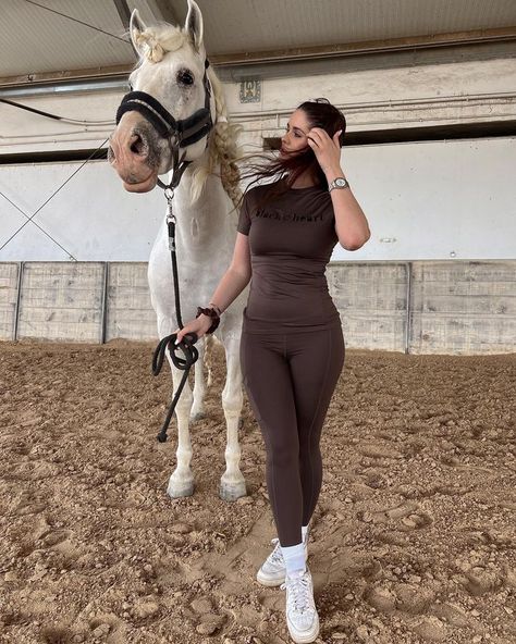 Aesthetic Equestrian, Show Jumper, Erin Williams, Equestrian Photography, Science Girl, Horse Riding Clothes, Hunter Hunter, Horse Horse, Hunter Jumper