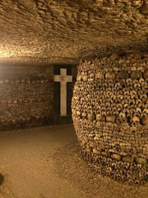 Catacombs Of Paris, Paris Catacombs, Skulls And Bones, The Catacombs, Underground Cities, Ancient Mysteries, Alam Yang Indah, Ancient History, Abandoned Places