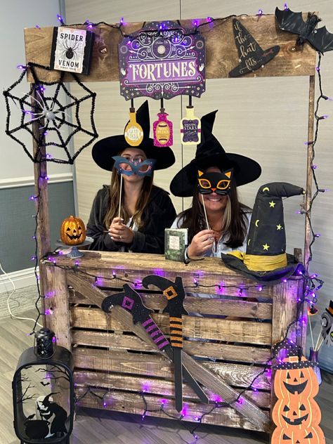 Fall Festival Activities, Witch Energy, Festival Activities, Halloween Photo Booth, Witch Photos, Halloween Photo, Fantasias Halloween, Halloween Photos, Fall Festival