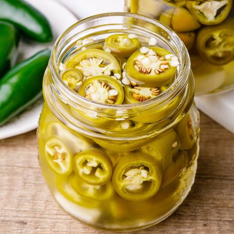 Quick 4-Ingredient Pickled Jalapenos (Ready in Under 10 Minutes!) Pickled Jalepeno Recipes, Fermented Jalapenos, Canned Jalapenos, Pickled Jalapenos, Pickled Peppers, Fermented Veggies, Jalapeno Recipes, Jalapeno Peppers, Capsicum Annuum