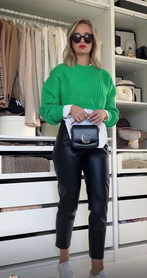 Kelly Green Sweater Outfit, Orange Sweater Outfit, Look Legging, Leather Pants Outfit, Winter Outfit Ideas, Outfit Mujer, Outfit Inspiration Fall, Fashion Mistakes, Looks Chic