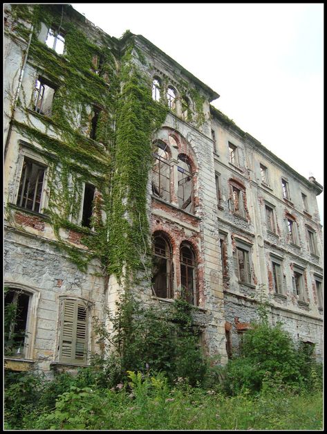 Abandoned Hotel Aesthetic, Old Hotel, Old Hotel Aesthetic, Hotel Eden, Abandoned Hotels, Old Abandoned Buildings, Beautiful Ruins, Creepy Houses, Haunted Hotel