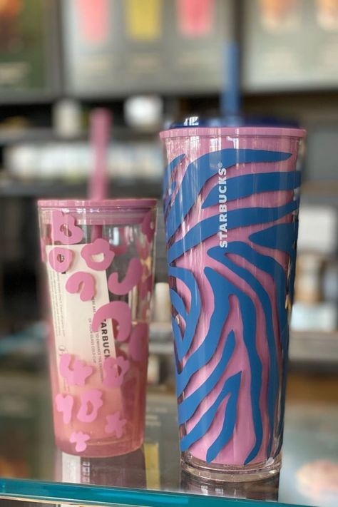 See Starbucks's New Pink Cheetah and Tiger Tumblers Macro Barista, Popular Starbucks Drinks, Copo Starbucks, Starbucks Bottles, Pulseras Kandi, Starbucks Cup Design, Starbucks Cup Art, Trendy Water Bottles, Pepper Soup