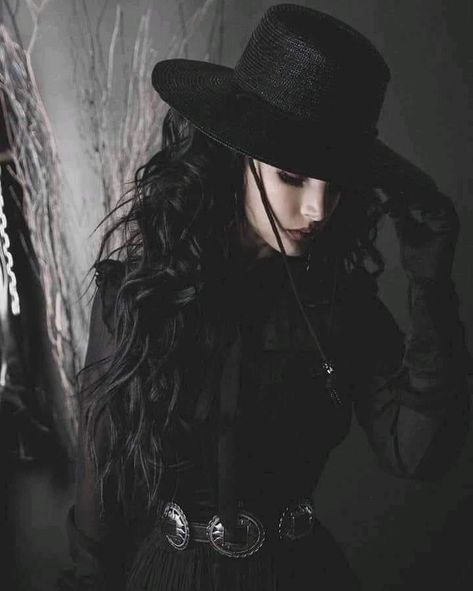 Gothic Horror Aesthetic, Western Gothic Aesthetic, Gothic Aesthetic Outfit, Western Aesthetic Outfits, Southern Gothic Fashion, Goth Cowboy, Western Gothic, Western Grunge, Horror Aesthetic